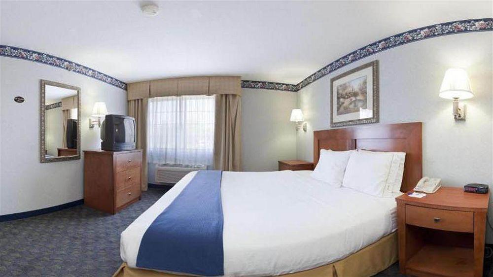 Comfort Inn & Suites Napoleon Экстерьер фото