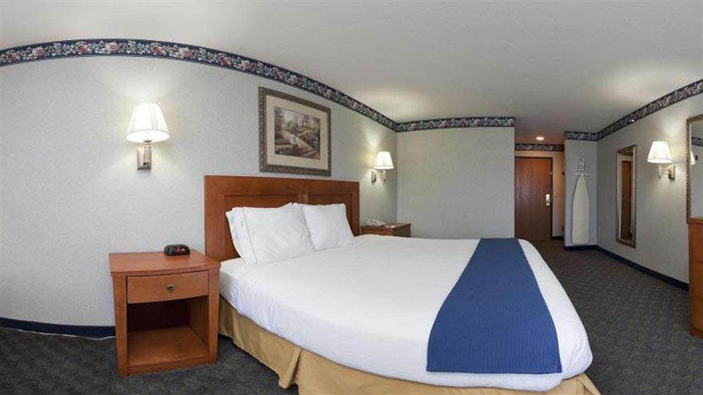 Comfort Inn & Suites Napoleon Экстерьер фото