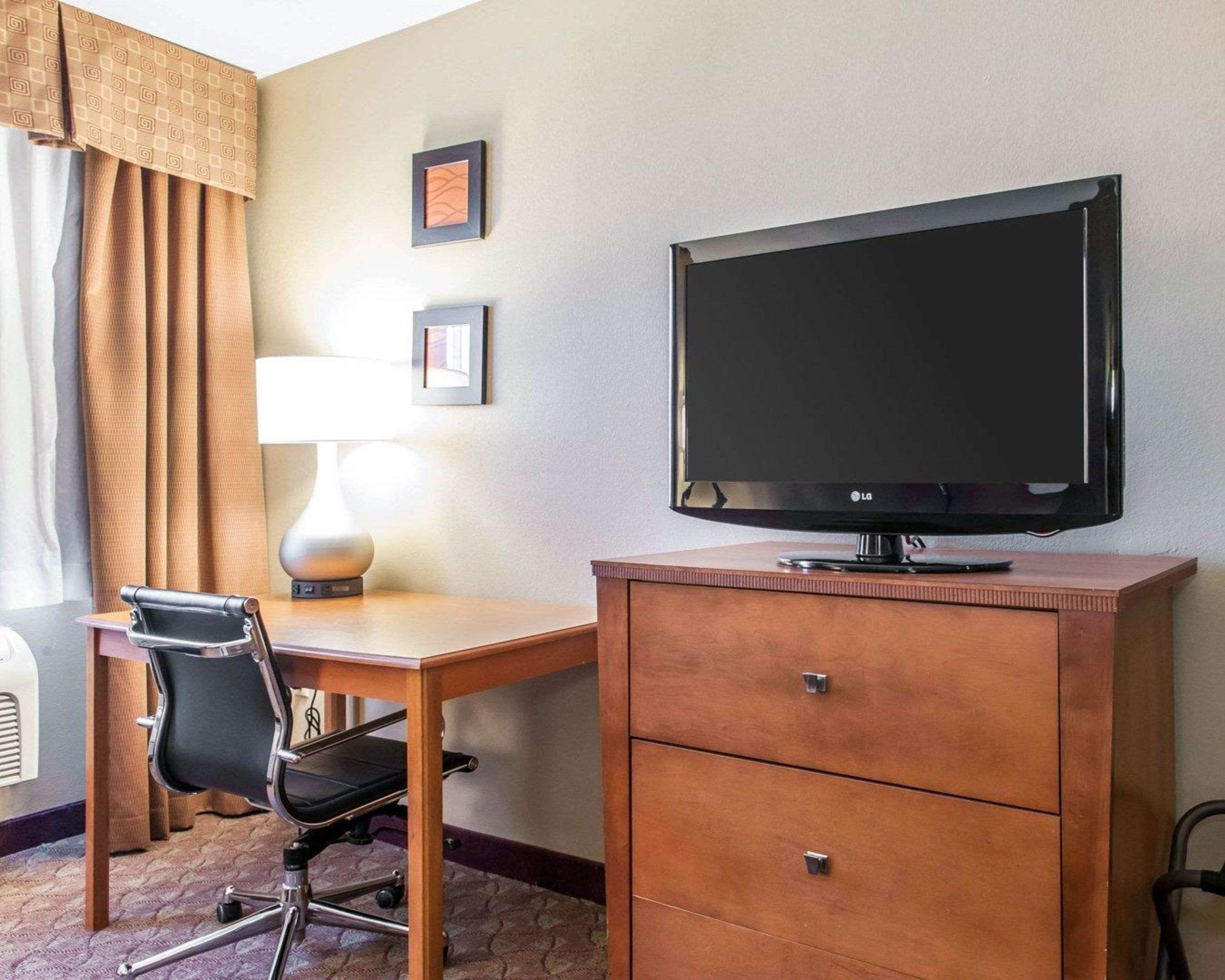 Comfort Inn & Suites Napoleon Экстерьер фото