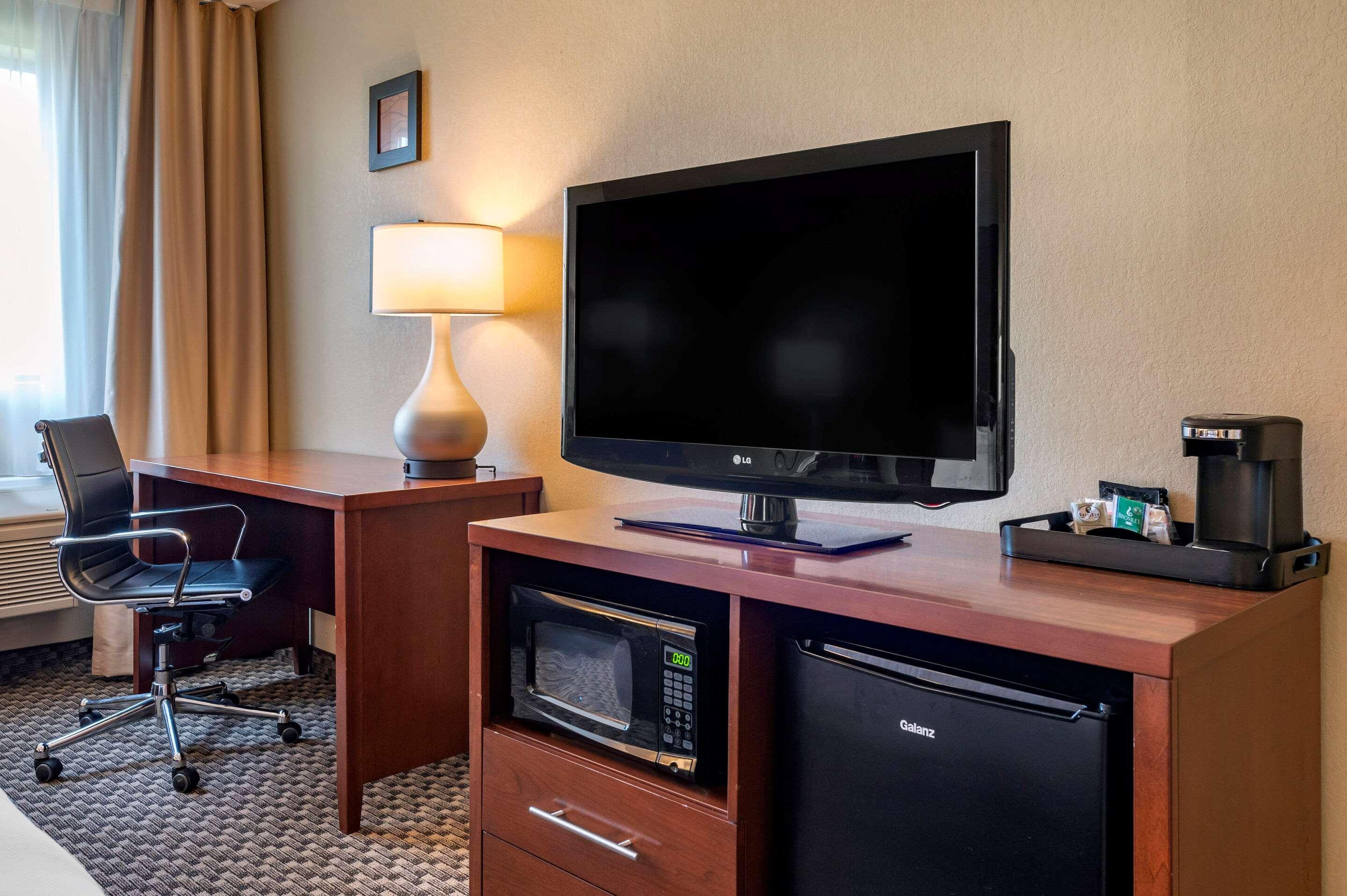 Comfort Inn & Suites Napoleon Экстерьер фото