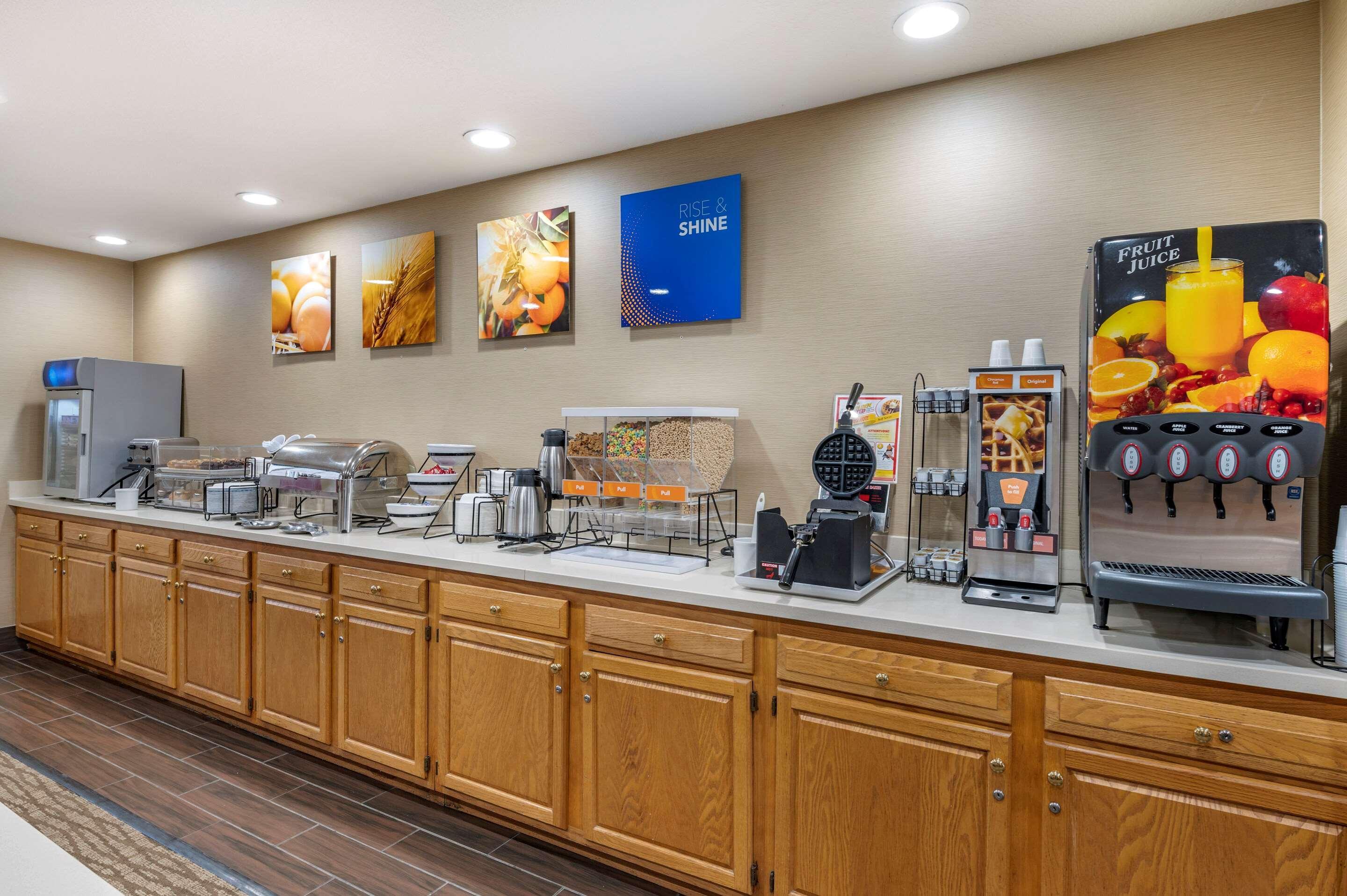 Comfort Inn & Suites Napoleon Экстерьер фото