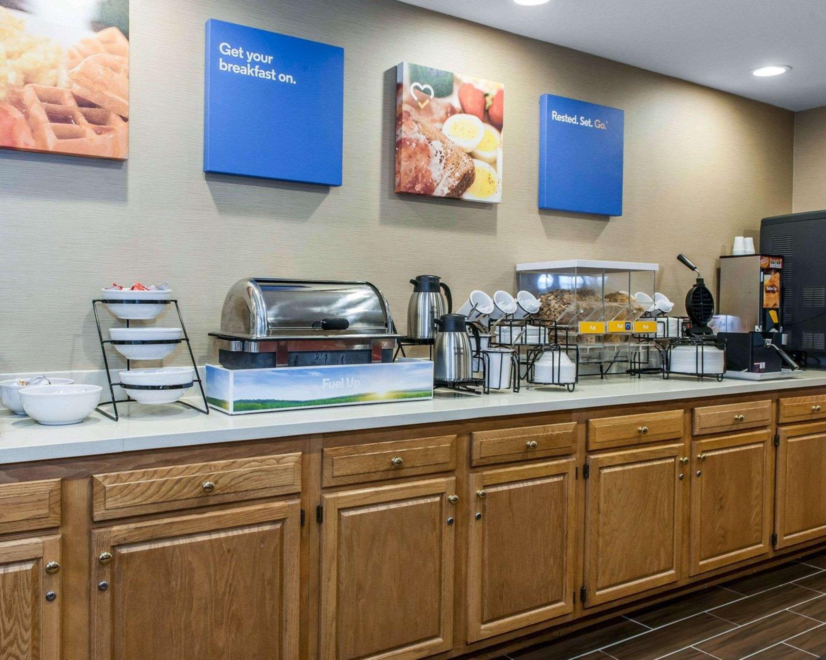 Comfort Inn & Suites Napoleon Экстерьер фото
