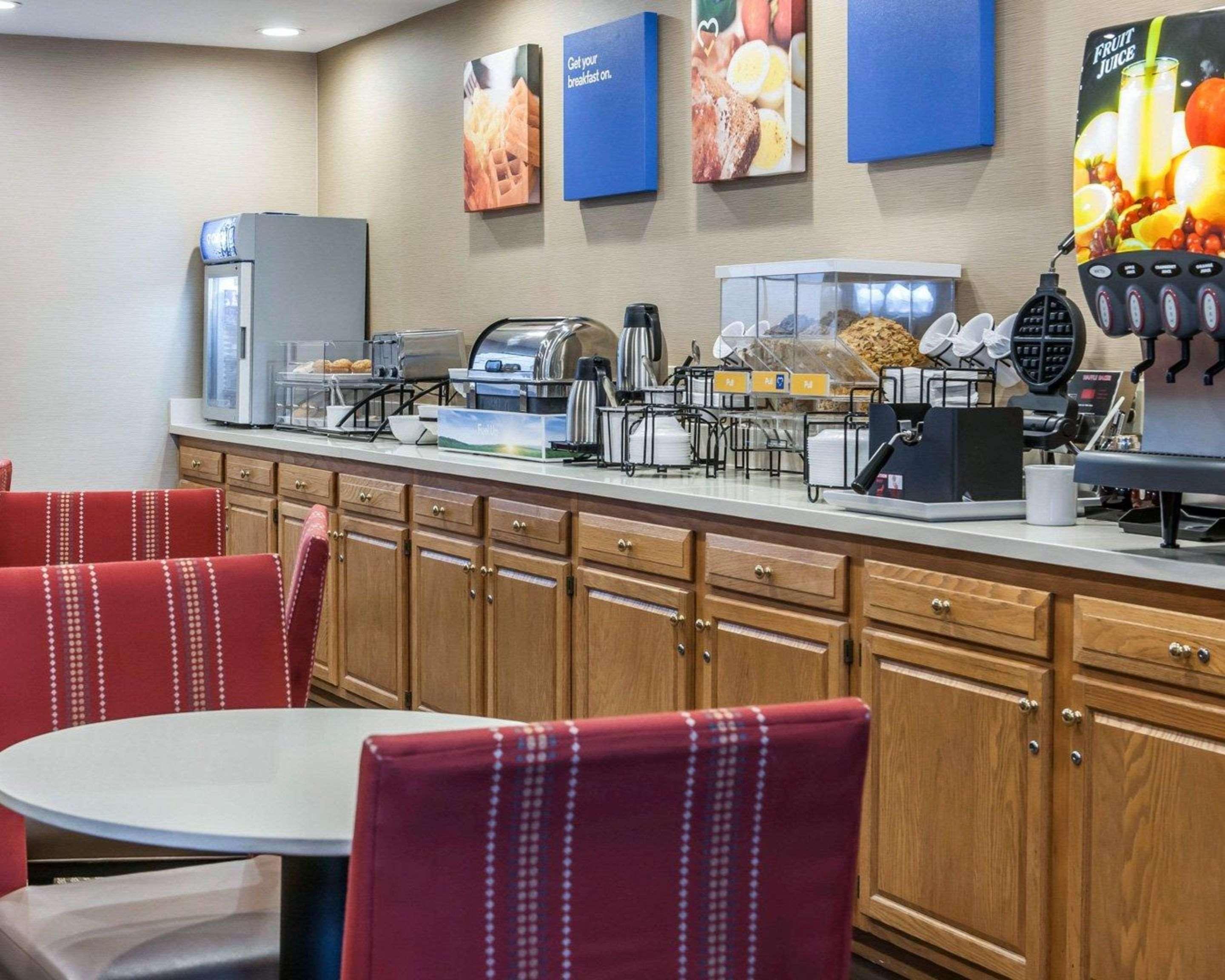 Comfort Inn & Suites Napoleon Экстерьер фото