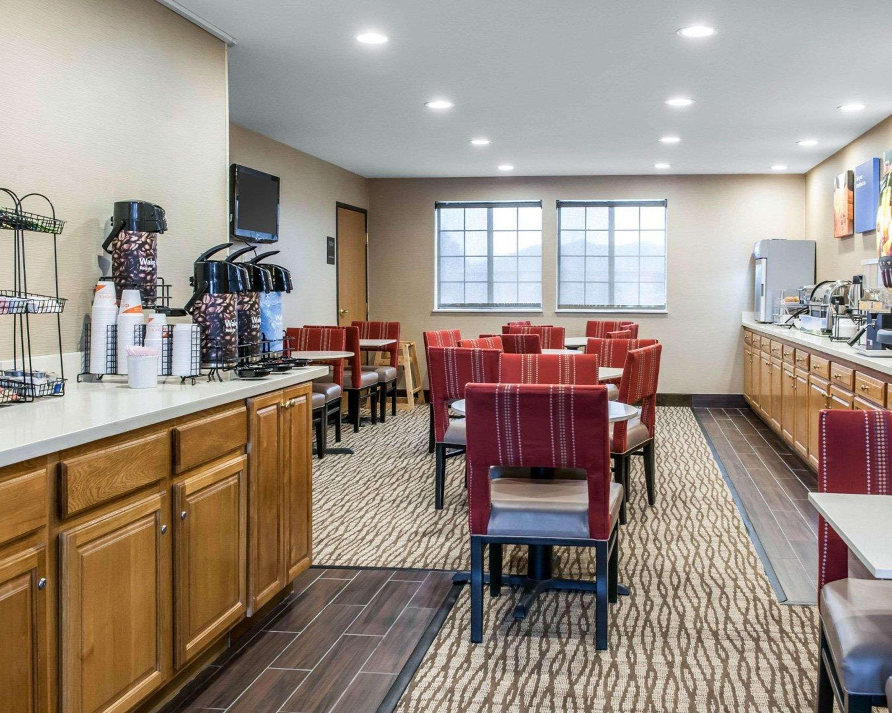 Comfort Inn & Suites Napoleon Экстерьер фото