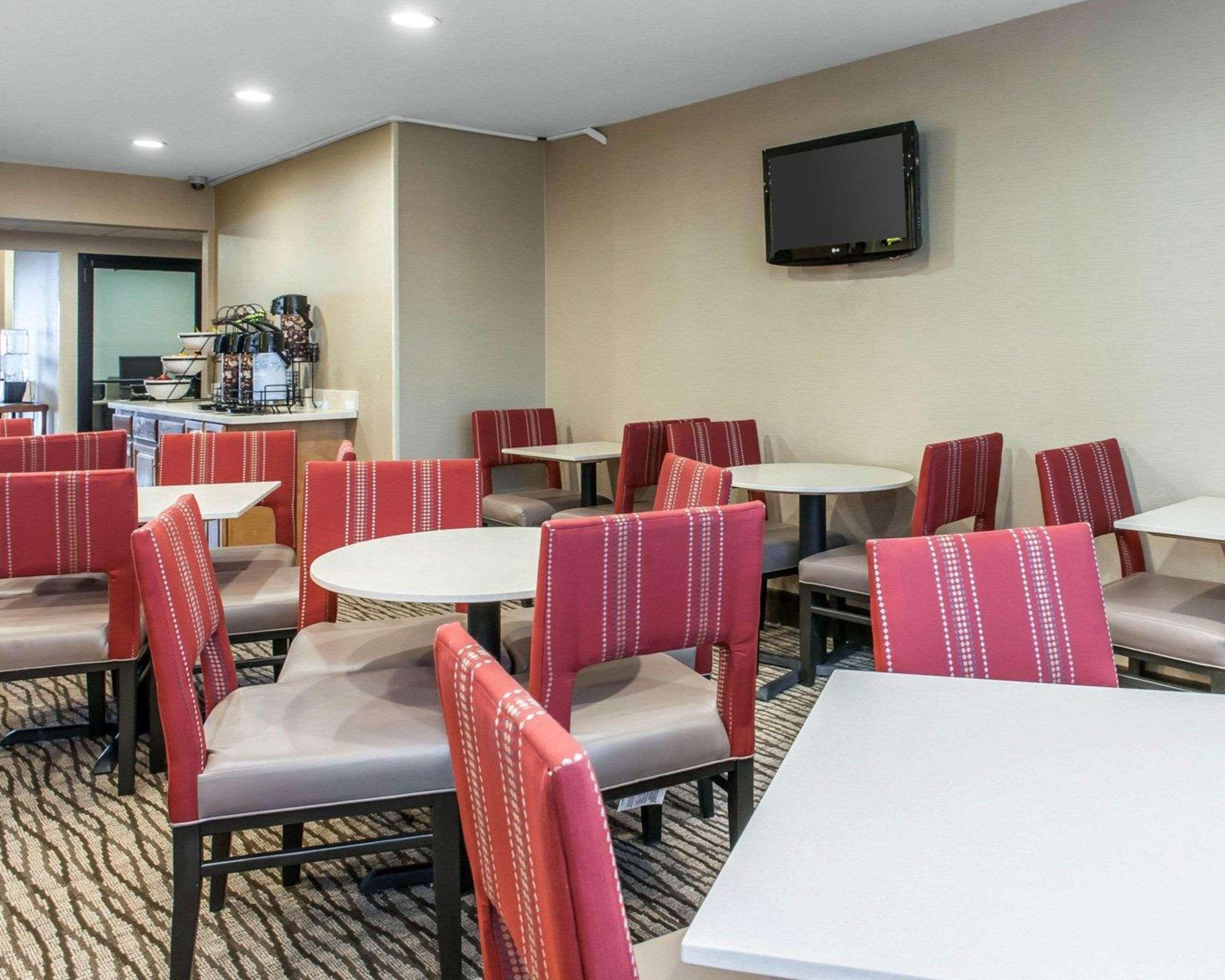 Comfort Inn & Suites Napoleon Экстерьер фото