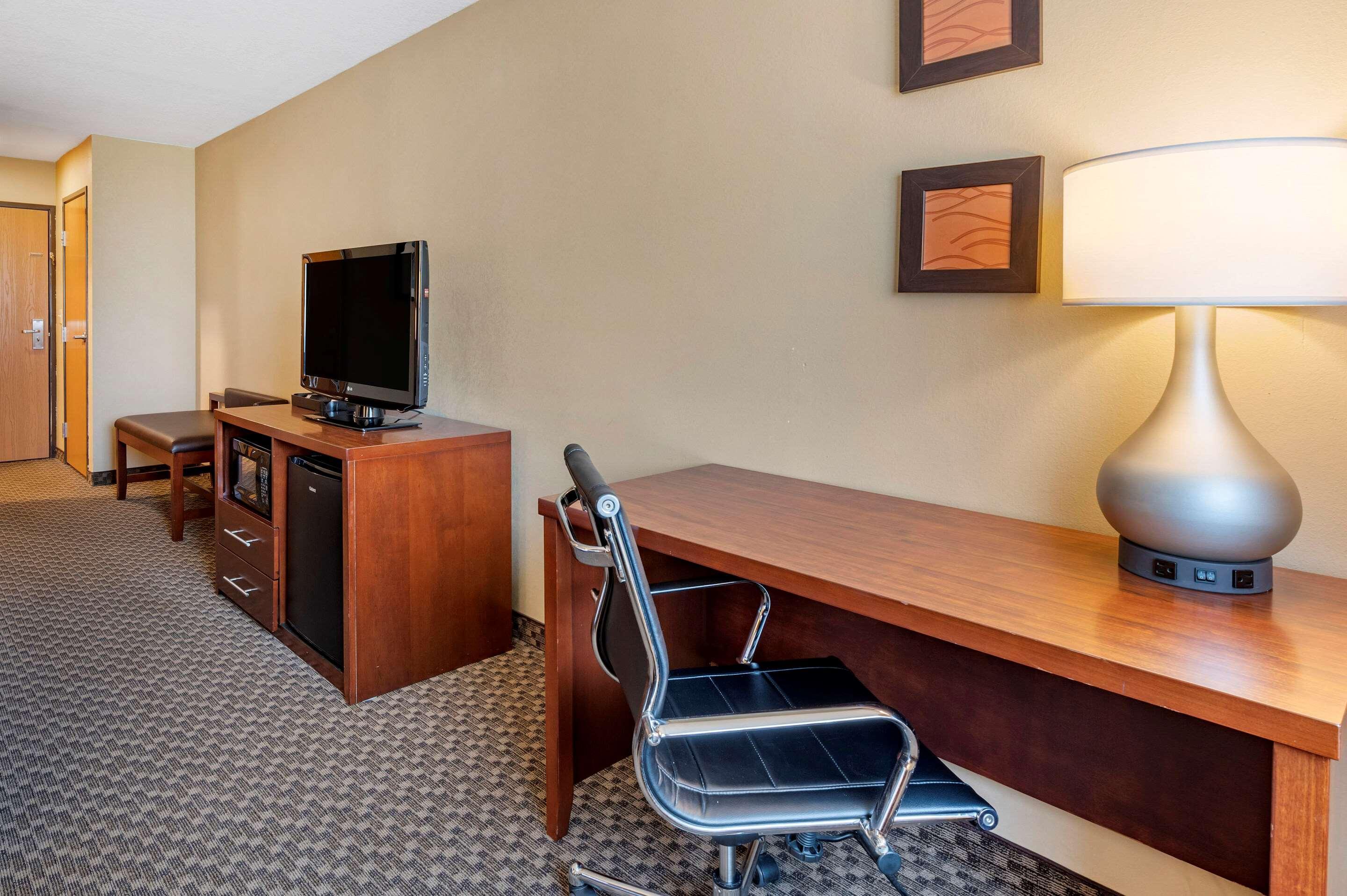Comfort Inn & Suites Napoleon Экстерьер фото