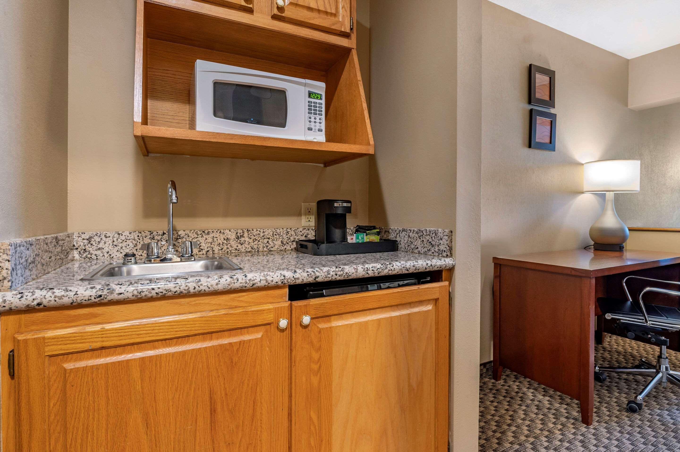 Comfort Inn & Suites Napoleon Экстерьер фото