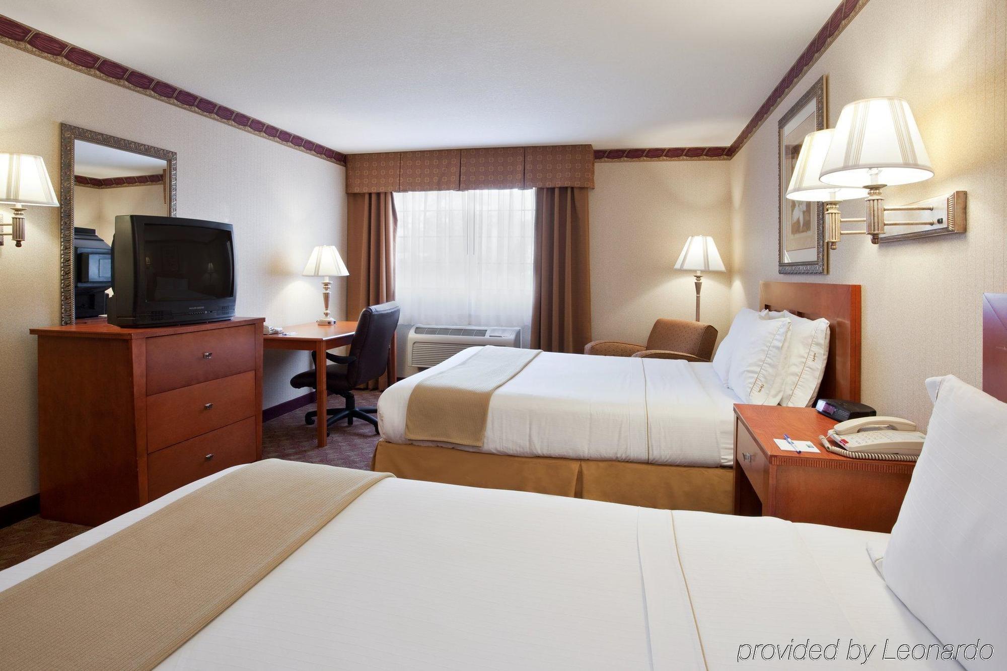 Comfort Inn & Suites Napoleon Номер фото