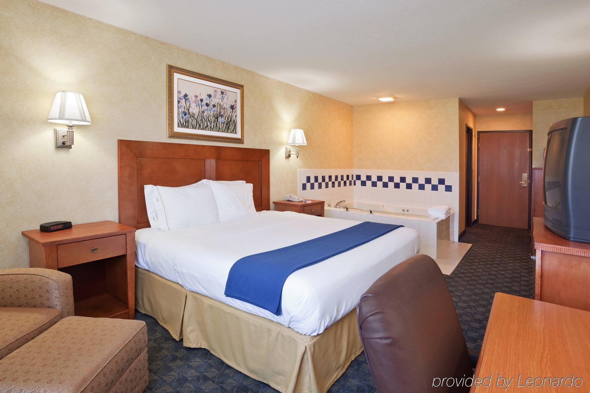 Comfort Inn & Suites Napoleon Номер фото