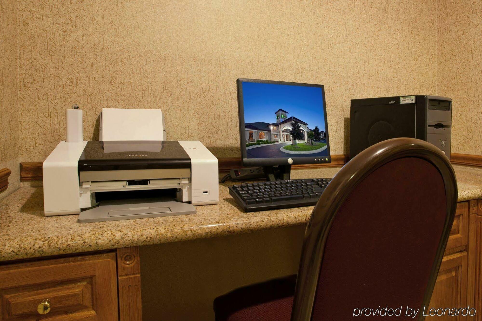 Comfort Inn & Suites Napoleon Удобства фото